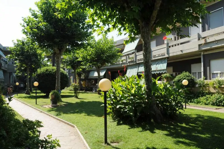 Parco condominiale recintato del Residence Green Marine a Silvi Marina fronte mare
