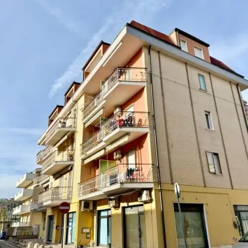 Ampio trilocale in zona centrale con posto auto