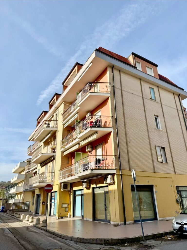 Ampio trilocale in zona centrale con posto auto