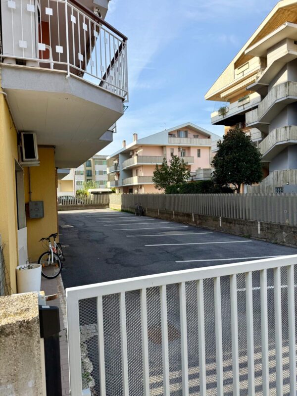 WhatsApp-Image-2025-12-01-at-10.04.151 Ampio trilocale in zona centrale con posto auto