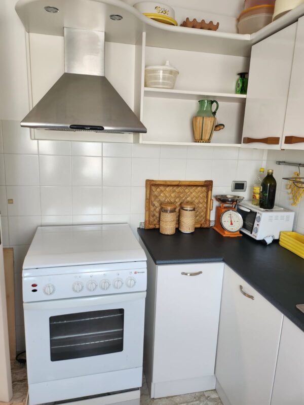 WhatsApp-Image-2026-04-09-at-10.36.31-10 Ampio trilocale in zona centrale con posto auto