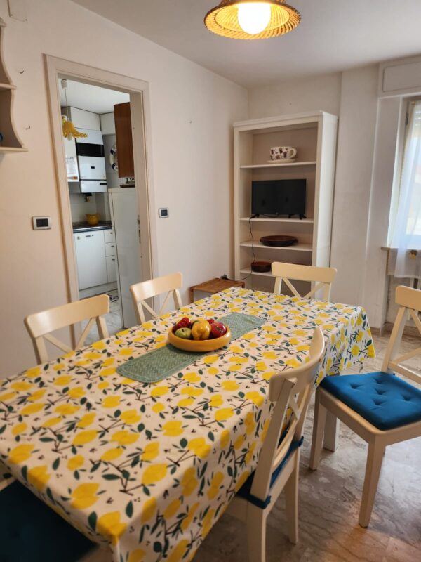 WhatsApp-Image-2026-04-09-at-10.36.31-13 Ampio trilocale in zona centrale con posto auto