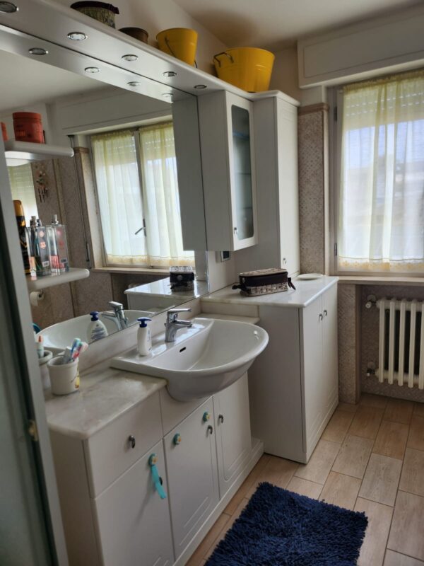 WhatsApp-Image-2026-04-09-at-10.36.31-2 Ampio trilocale in zona centrale con posto auto